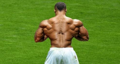 هل زيادة حجم العضلات يؤثر على أداء لاعب كرة القدم؟